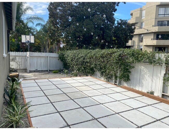 Building Photo - 1833 Fox Hills Dr
