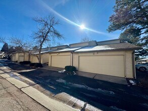 Building Photo - 2 Bedroom Townhome with Pool and Fitness Center/Centrally Located!!