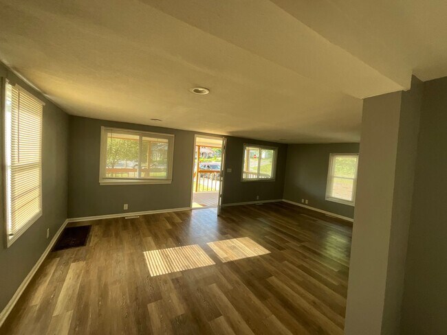 Building Photo - 2 bedroom with amazing yard!