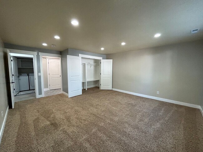 Building Photo - 221 780 E