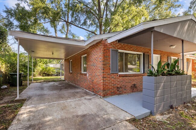 Building Photo - Beautiful 3 Bedroom 2 Bathroom