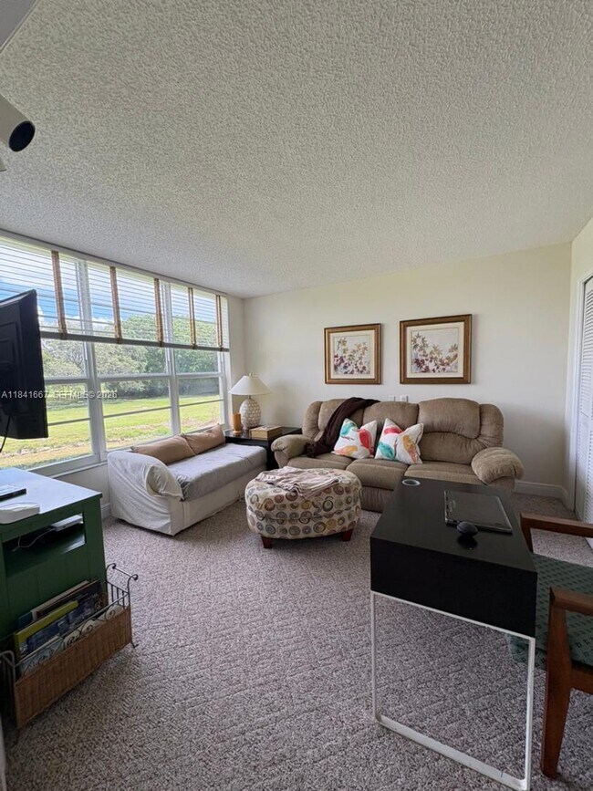 Building Photo - 555 Oaks Ln