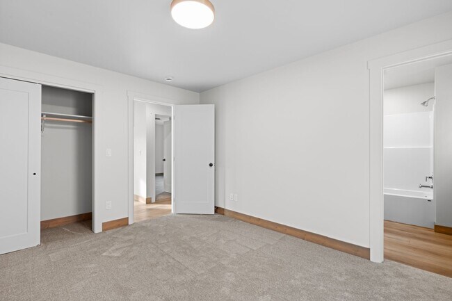 Building Photo - 865 9th St W