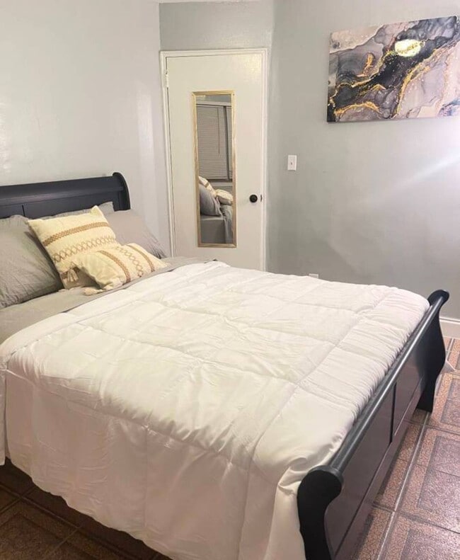 Building Photo - 21-24 28th Ave