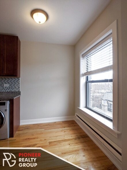 Building Photo - 560 W Arlington