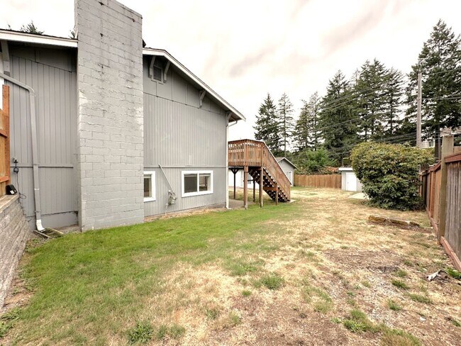 Building Photo - Updated 5 bedroom 2.5 bathroom home in Uni...