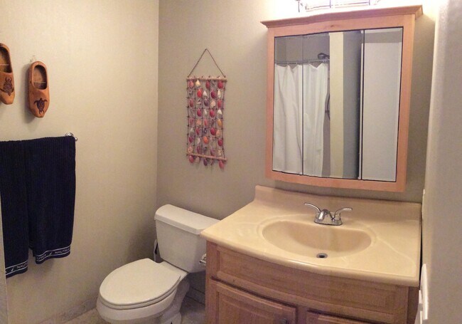 Building Photo - Mostly furnished upstairs 2 bed., 2 full bathroom Kihei Shores condo