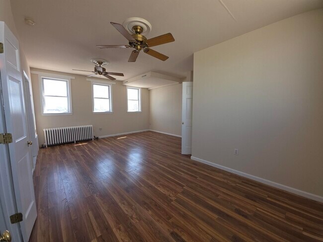 Building Photo - 6215 Ventnor Ave