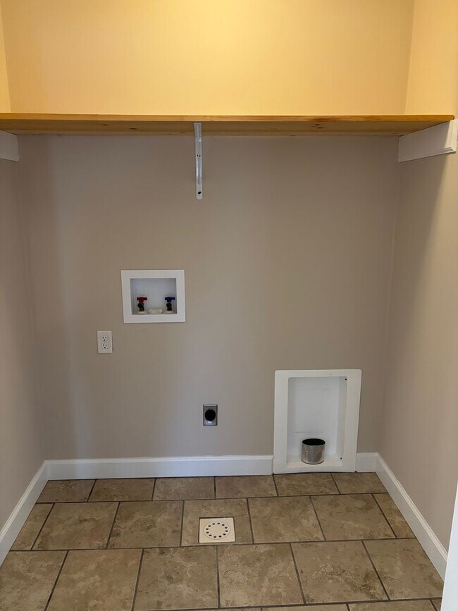 Building Photo - 4 bed, 2 bath brick home located in Asheboro