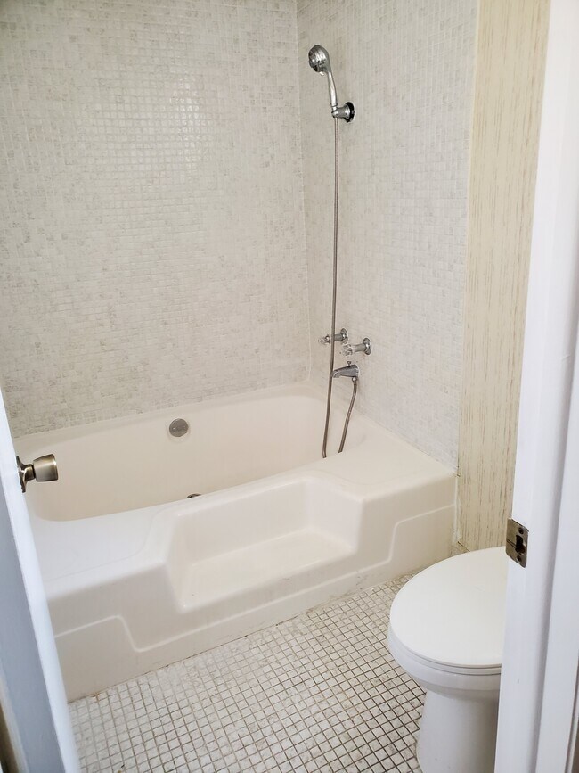 Building Photo - 1900 W 54th St