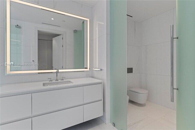 Building Photo - 300 Biscayne Blvd Way