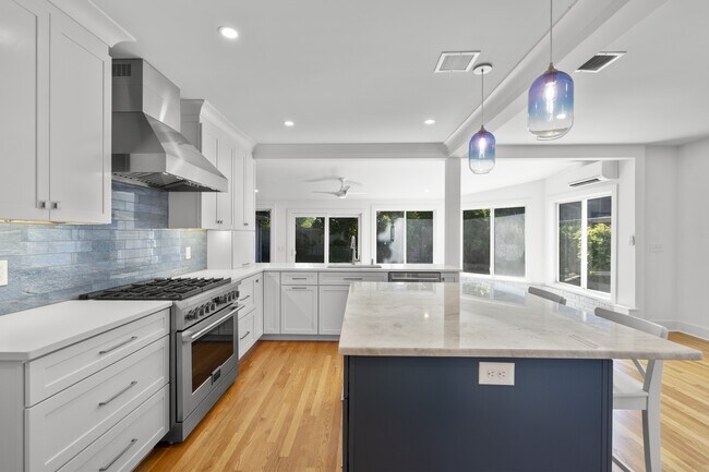 Building Photo - 25 Crescent Bluff Ave