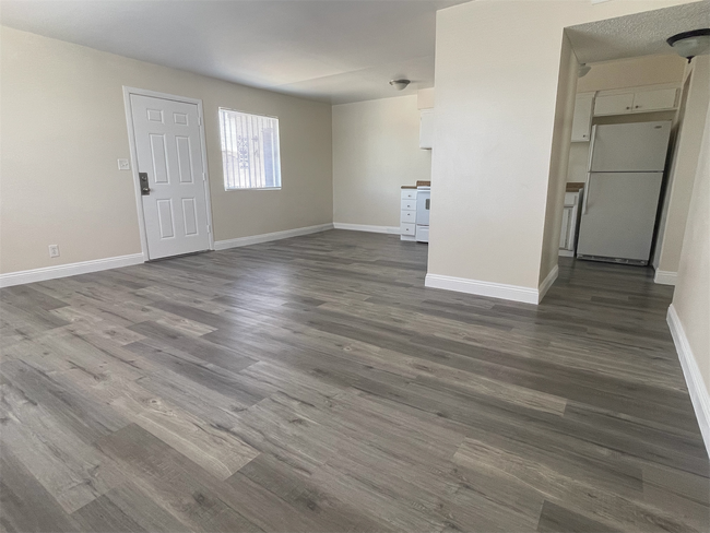 Building Photo - One bedroom, One bath. Downstairs unit. 89101