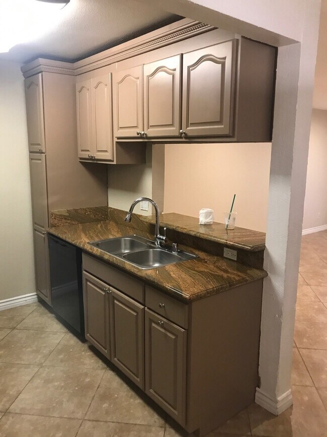 Building Photo - Santa Ana - 1 Bedroom 1 Bath Downstairs Co...
