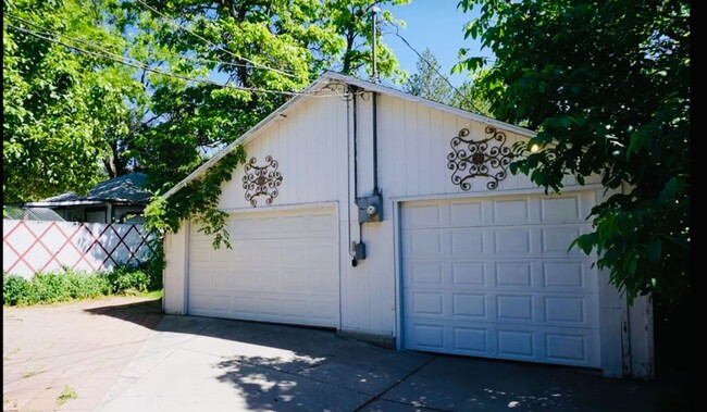 Building Photo - ABSOLUTELY STUNNING East Salt Lake City Home!