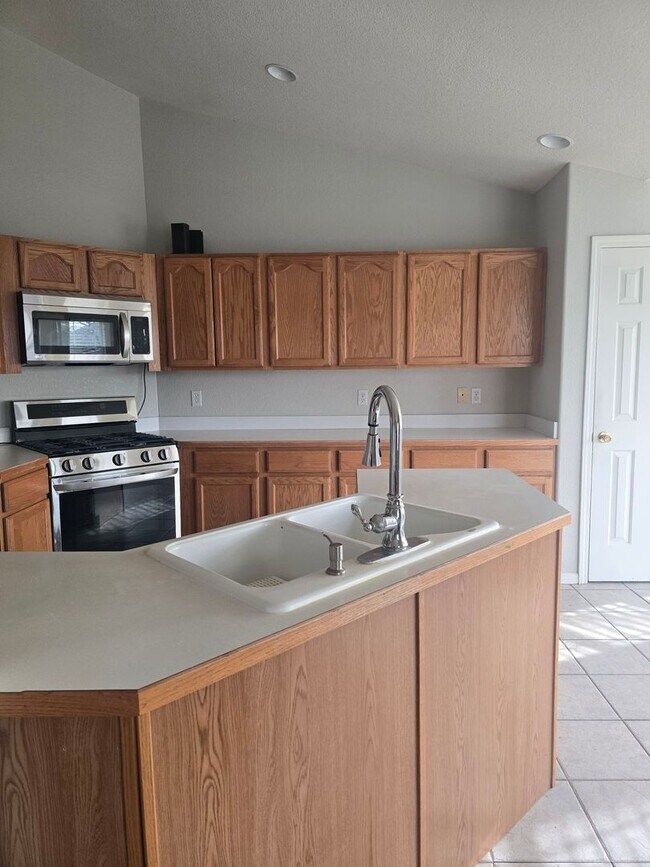 Building Photo - Beautiful 3 bed 2 bath