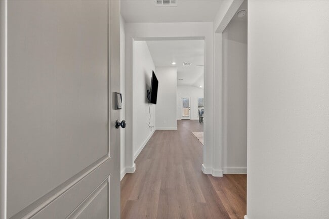 Building Photo - More Space, More Style, Welcome to 2507 Kenwood!