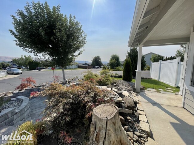 Building Photo - 3 Bed, 2 Bath Home with a Two-Car Garage, Fenced Backyard, and Lawn Care Included