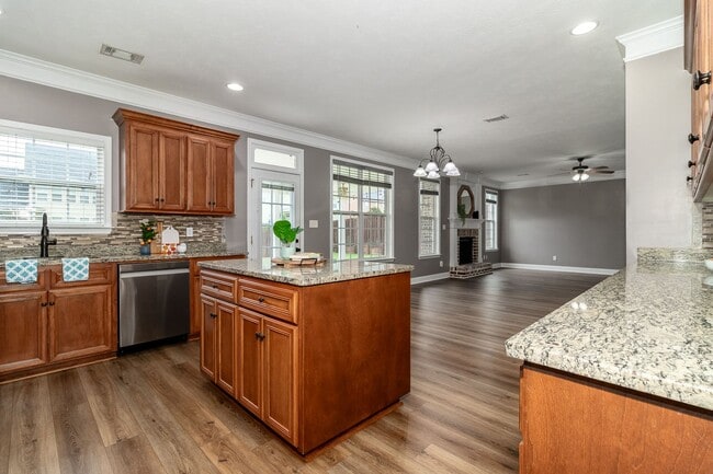 Building Photo - Beautiful 5 Bedroom, 4 Full Bath Family Home