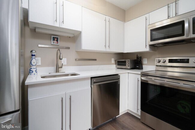 Building Photo - 2111 Wisconsin Ave NW