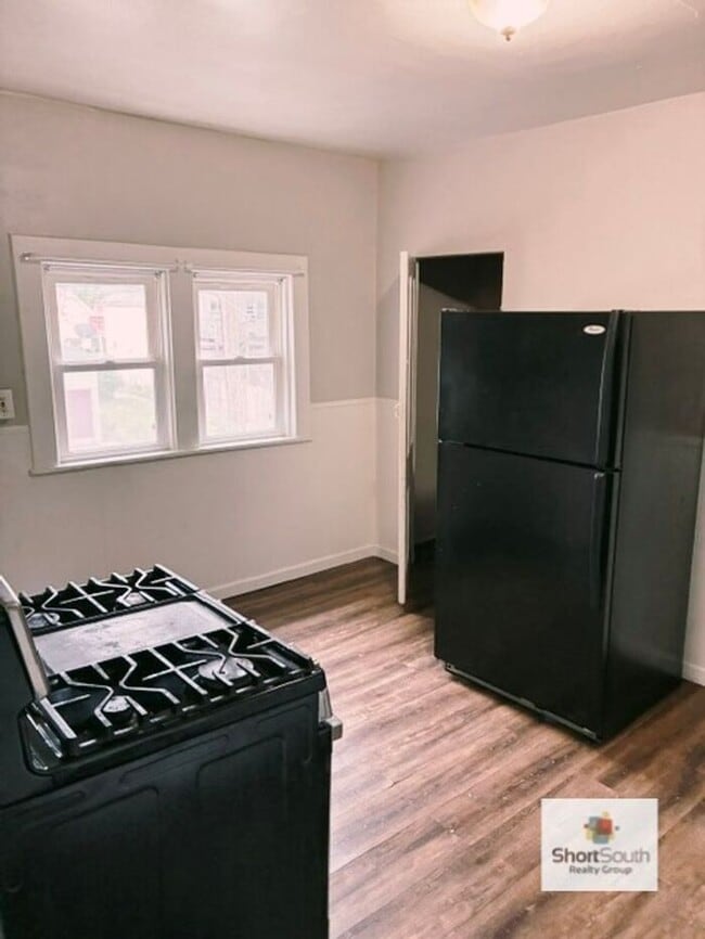 Building Photo - Updated 3 bed 1 bath Upstairs Apartment
