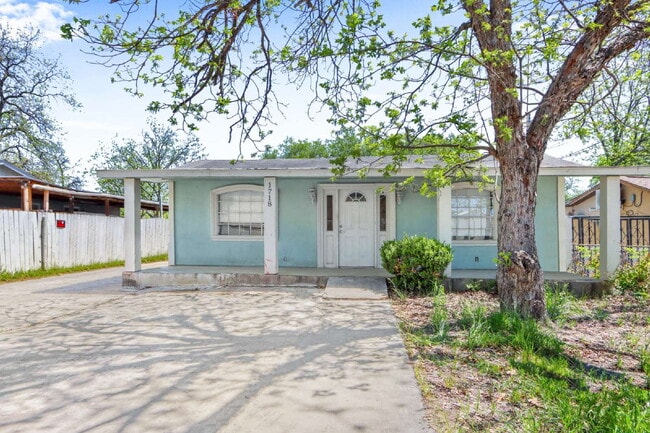 Building Photo - "Charming 2-Bed Duplex Retreat with Full Bath on Commercial Avenue – 842 Sq Ft of Cozy Living in ...