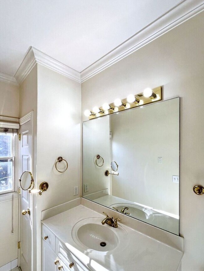 Building Photo - Lovely 1 Bed & 1.5 Bath Condo in Nashville...