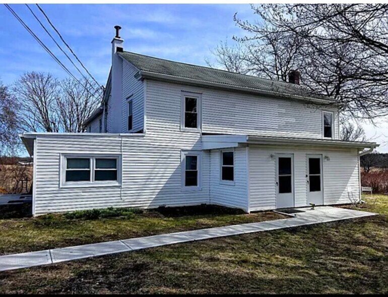 Building Photo - 982 S Schodack Rd