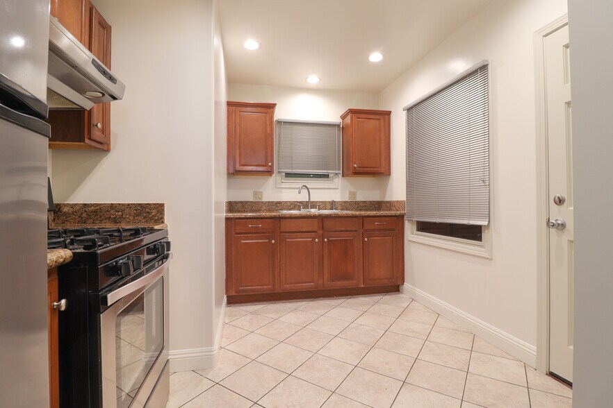 Building Photo - 5255 Via Campo St