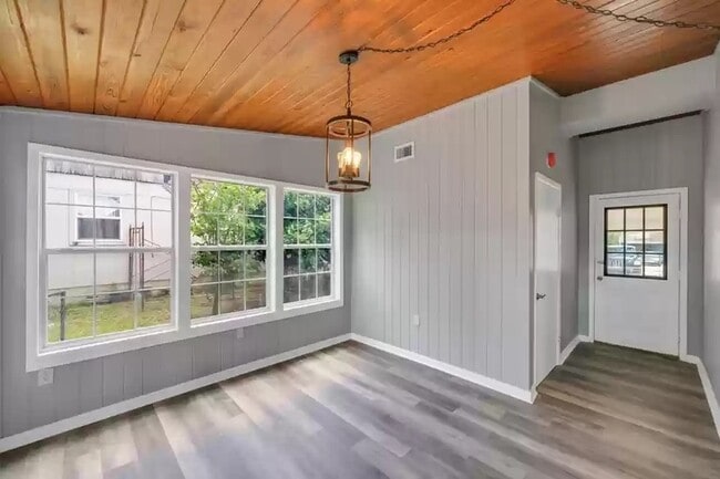 Building Photo - 360 Chicago Ave