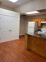 Building Photo - 906 S Oakwood Ave