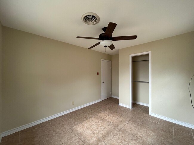 Building Photo - 1006 Laurel Dr