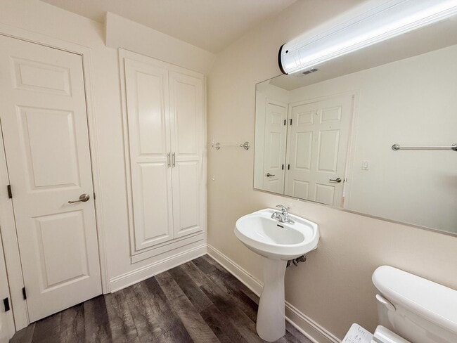 Building Photo - Albany Condo Features 2 Beds and 1.5 baths...