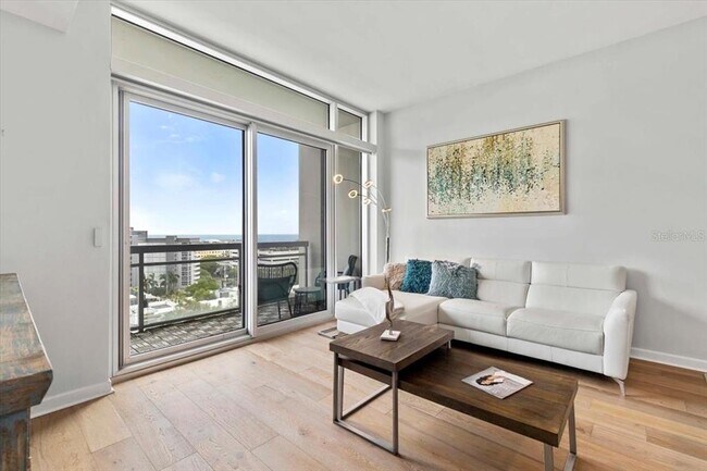 Building Photo - 400 4th Ave S