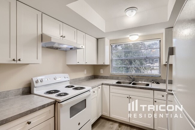 Building Photo - 25200 Quaker Ridge Ave