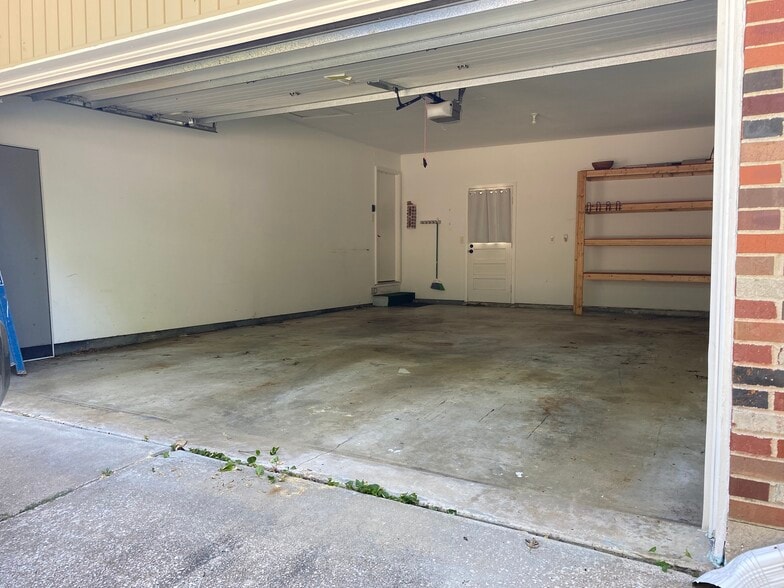 Over sized garage 20' x 28' - 1208 Eagleshire Dr