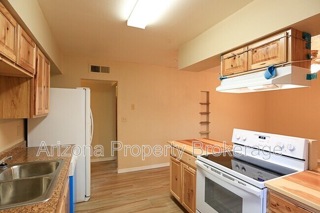 Building Photo - 2408 W Morten Ave