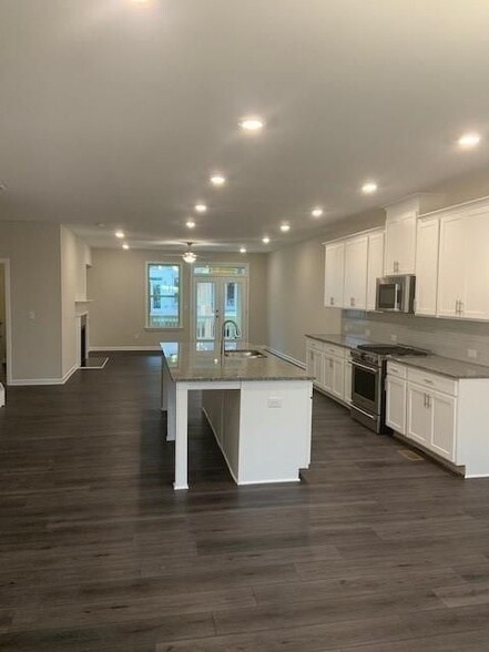 Building Photo - 3925 Redwood Dr