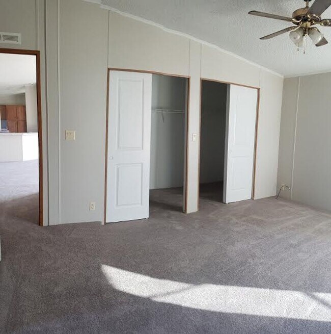 Building Photo - BIG 1,800 sq ft 3 Bedroom, 2 bath + office / den (could be a 4th bedroom)