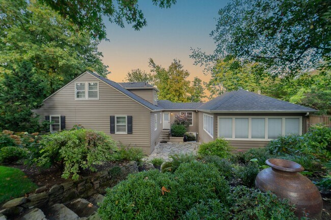 Building Photo - Charming and Well-Maintained Home in a Serene Neighborhood