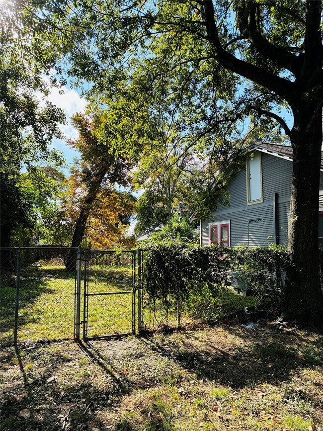 Building Photo - 702 Caplin St