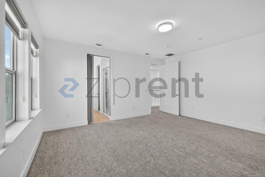 Building Photo - Unit