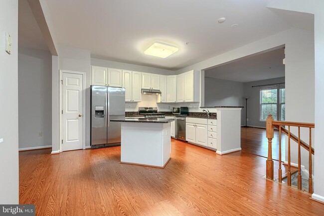 Building Photo - 8820 Papillon Dr