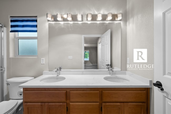Building Photo - 3 Bedroom + Office in Central Point!