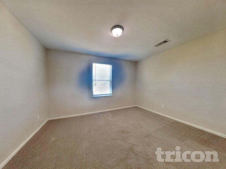 Building Photo - 692 Totem Trail Dr