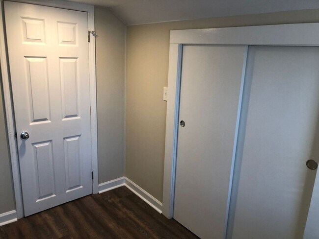 Building Photo - Four bedroom, 2 bath house in Burlington