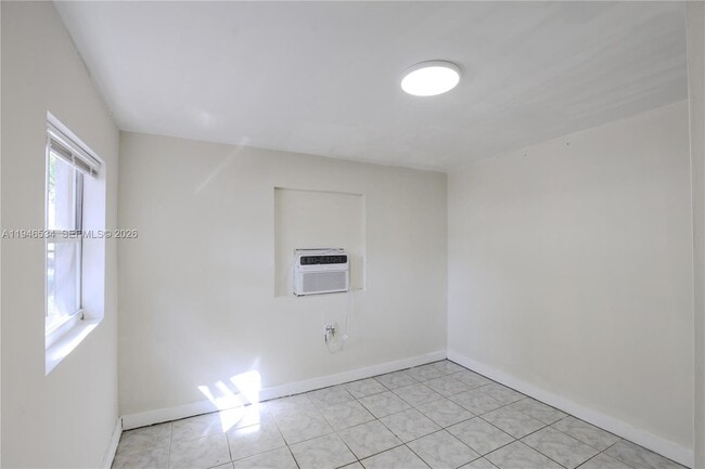 Building Photo - 2250 NE 136th St