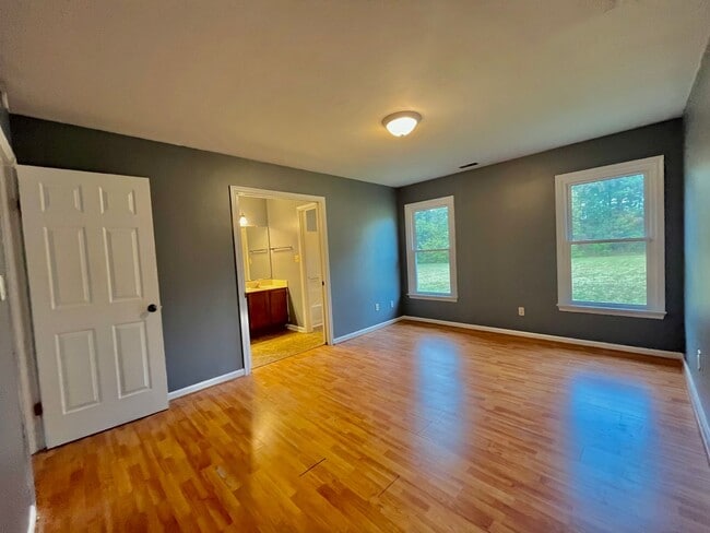 Building Photo - Spacious 3 bedroom, 2 bath property on ove...