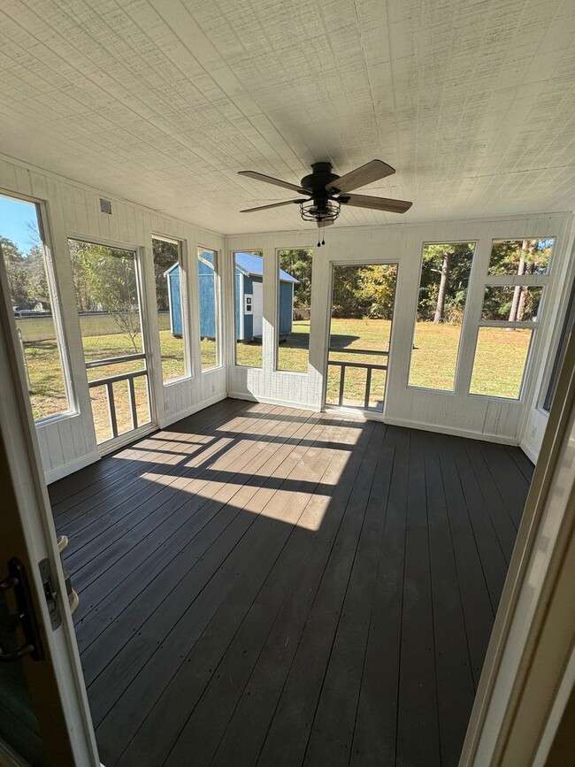 Building Photo - Beautiful Home in a quiet country setting