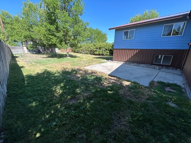 Building Photo - 5 Bed 2 Bath Home with 2 Car Attached Garage in Quiet Nice Neighborhood.